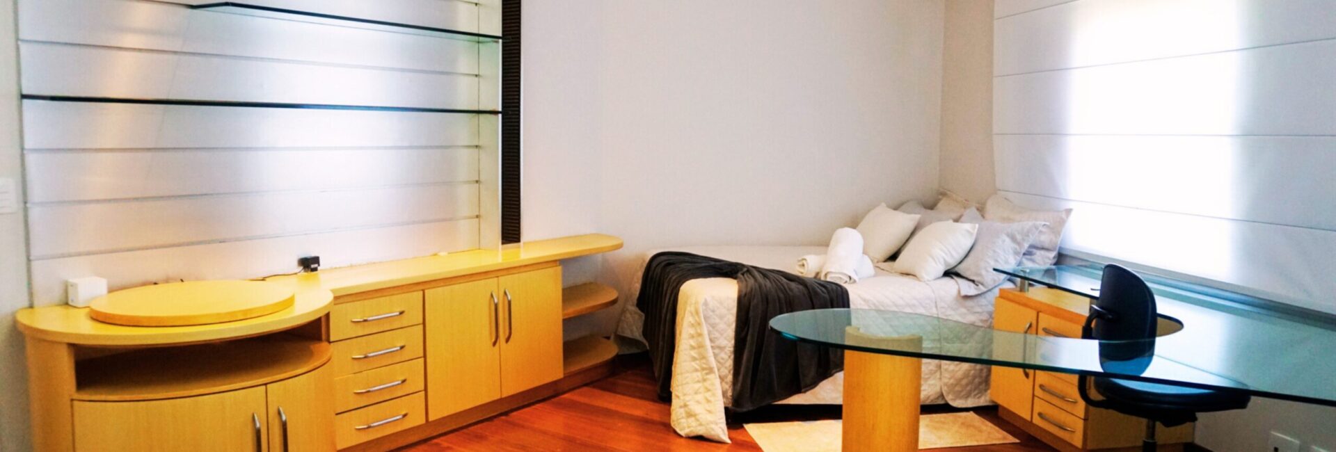 Suite Cinza Junior – Andar superior – R$ 150~300