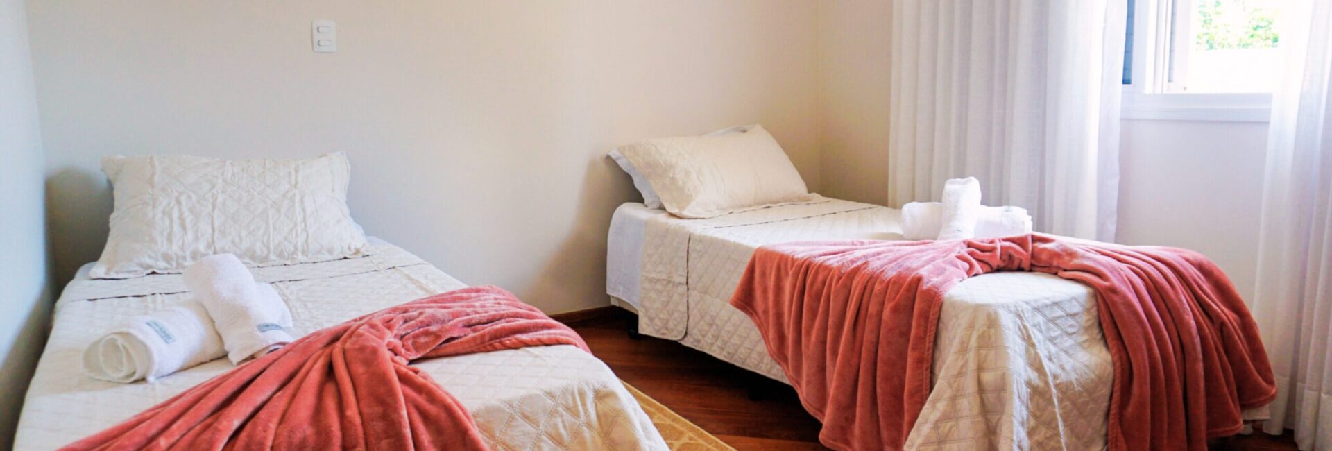 Suite Salmão – Dupla/Twin Reversível – Andar superior – R$150~300