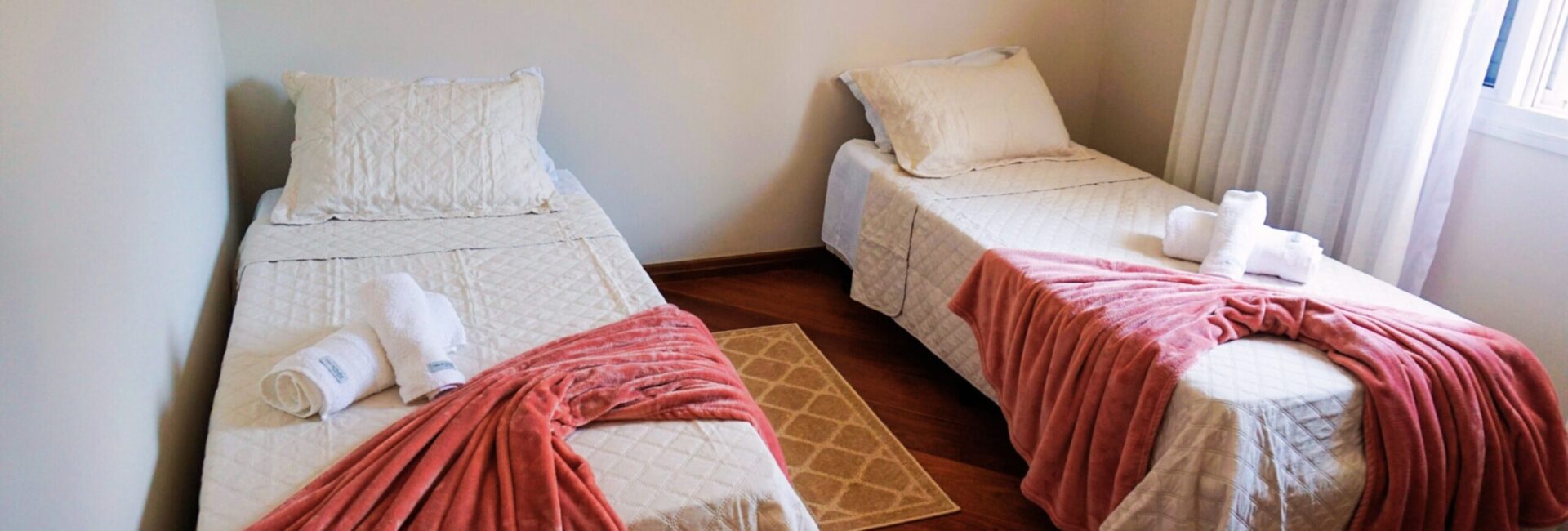 Suite Salmão – Dupla/Twin Reversível – Andar superior – R$150~300