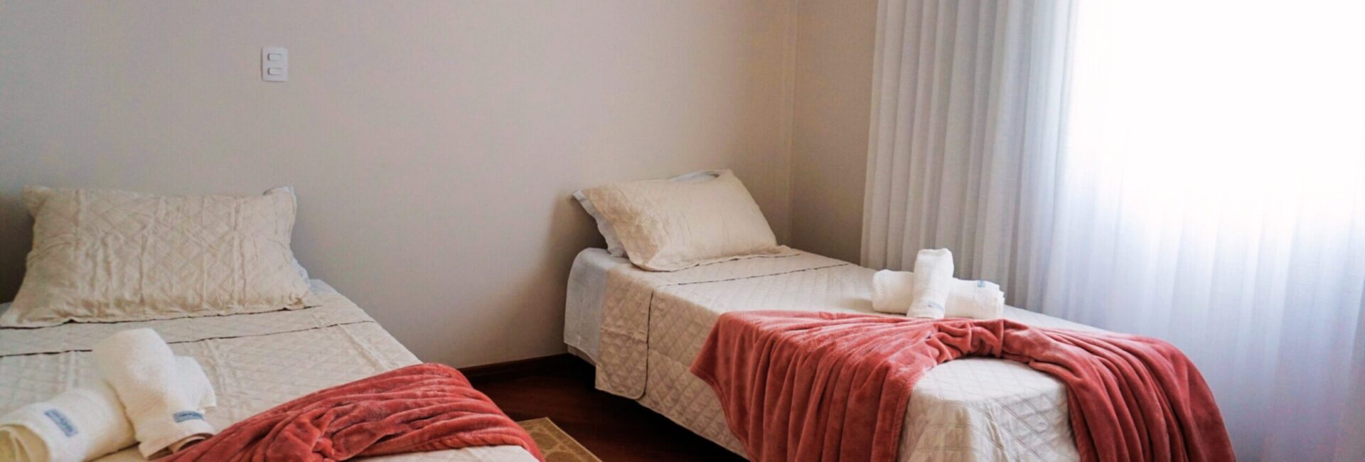 Suite Salmão – Dupla/Twin Reversível – Andar superior – R$150~300